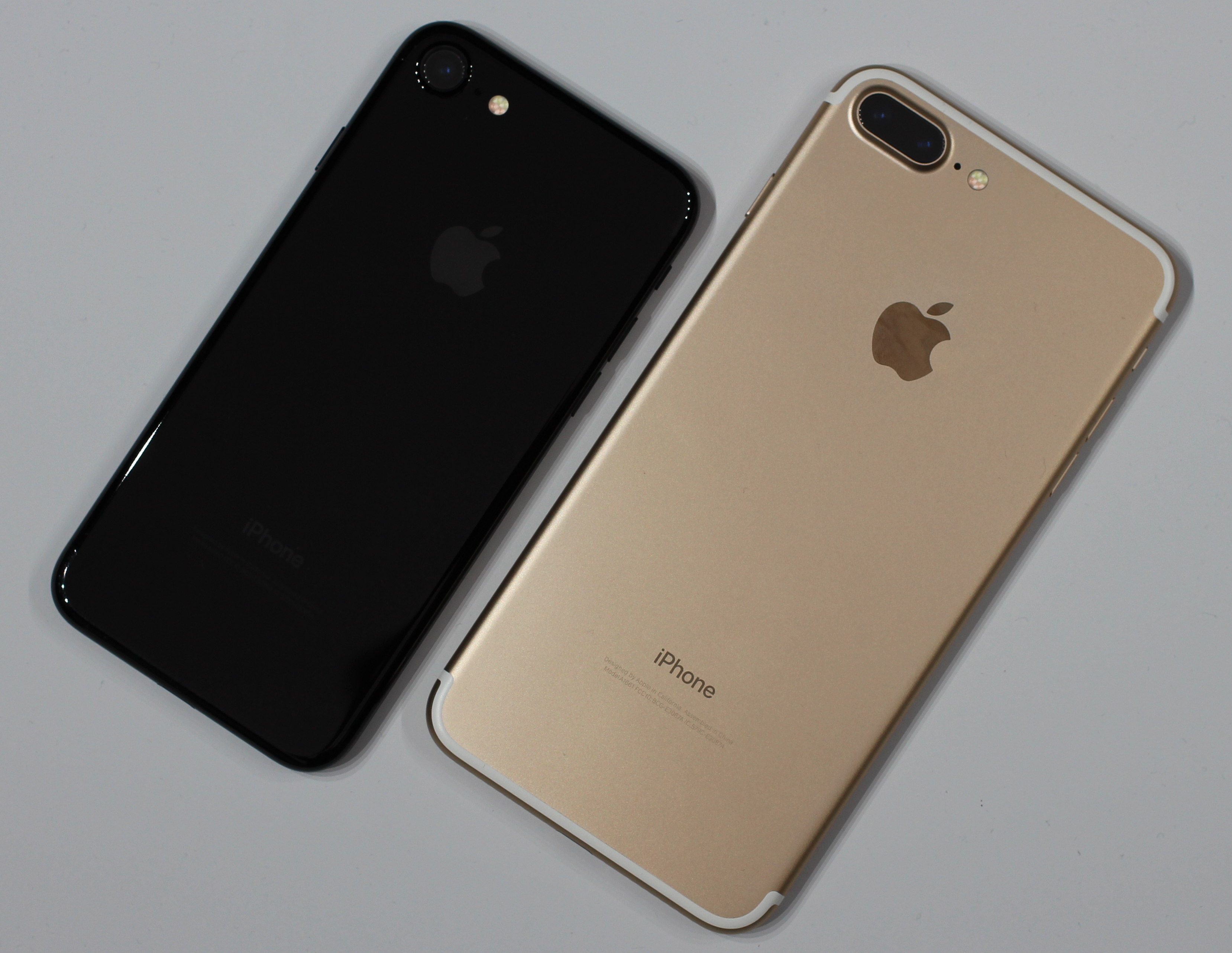 File:IPhone 7 and iPhone 7 Plus.jpg - Wikimedia Commons