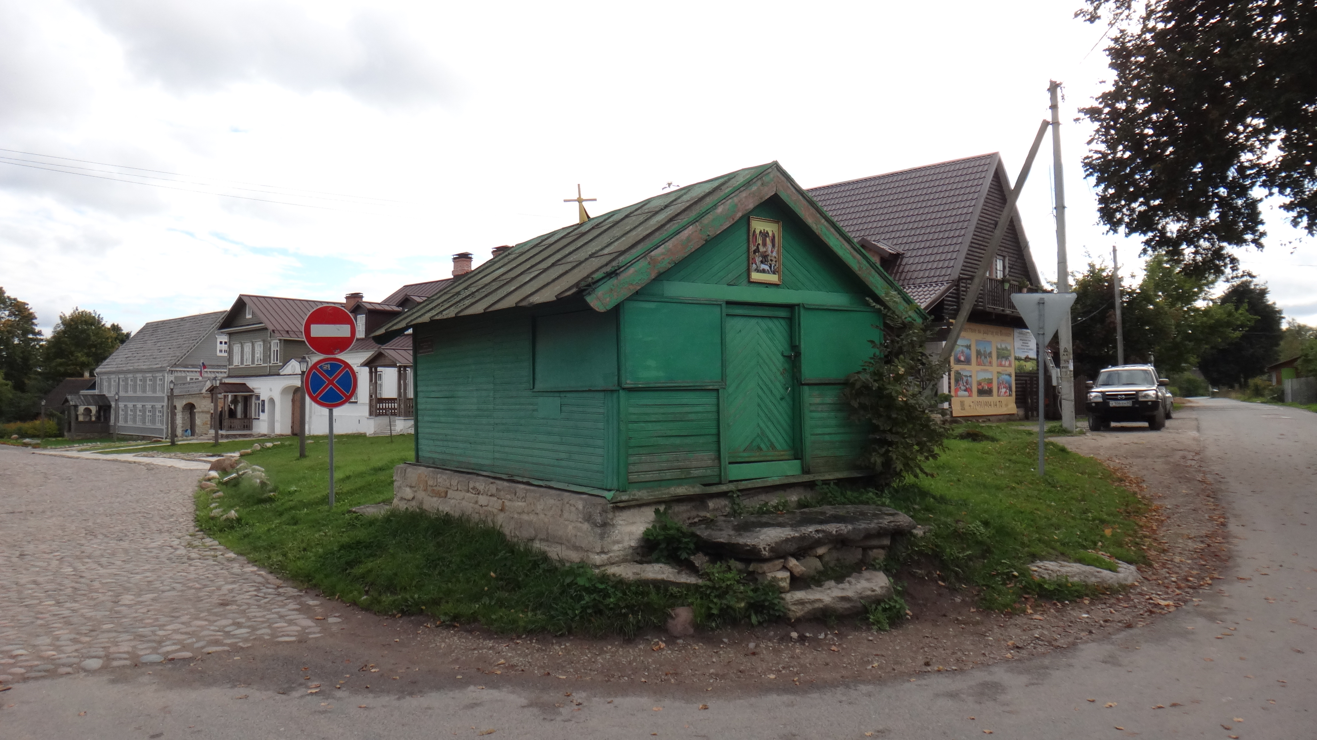 Новый изборск псковская область. Дом купца Анисимова Изборск. Изборск улицы. Деревня брод Изборск. Залавье Псковская область.