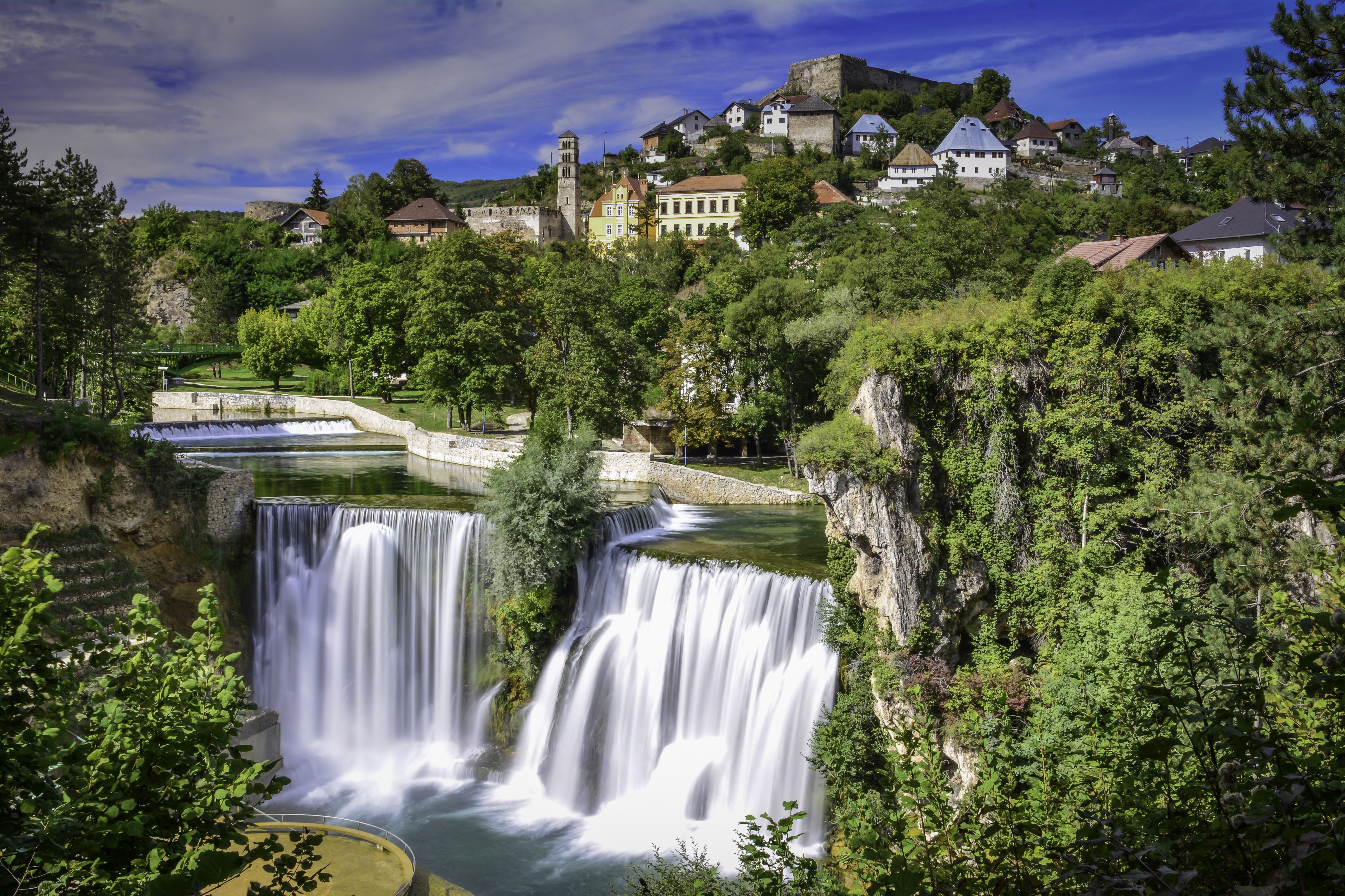 Город яйца. Jajce Босния и Герцеговина. Город яйце Босния и Герцеговина. Босния и Герцеговина водопад в городе. Босния водопады яйце.