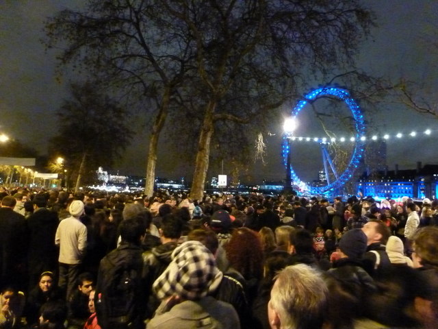 File:London, New Year’s Eve crowds on Victoria Embankment - geograph.org.uk - 2748426.jpg