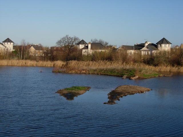 File:London Wetland Centre and housing - geograph.org.uk - 305422.jpg