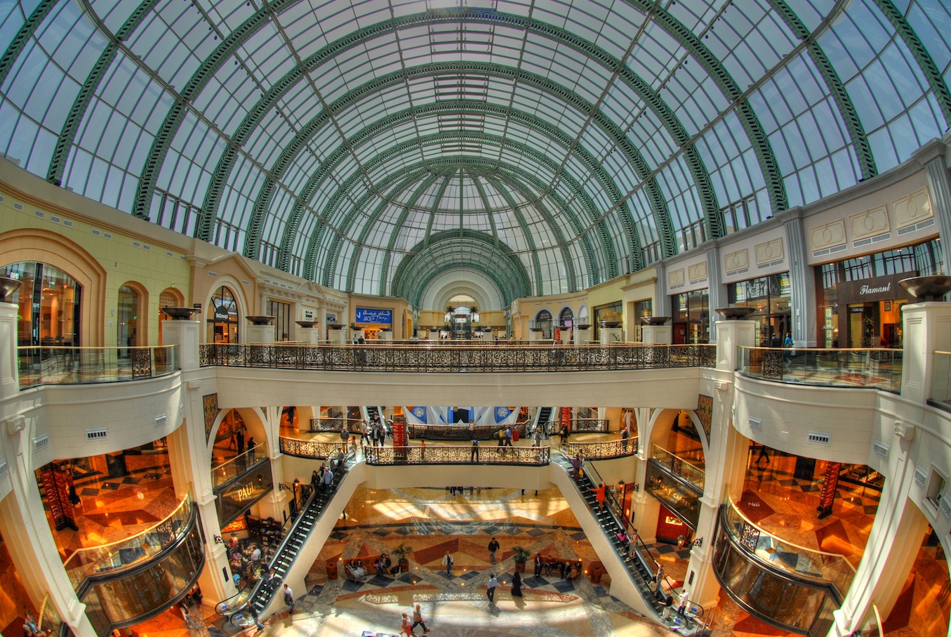 Mall of the Emirates, 234 479m2 ploto prekybos centras su daugiau nei 700 parduotuvių atstovaujančių virš 560 pasaulio prekinių ženklų.