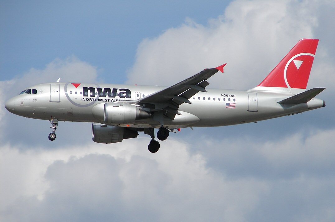 NWA Airbus A319 (552406847).jpg