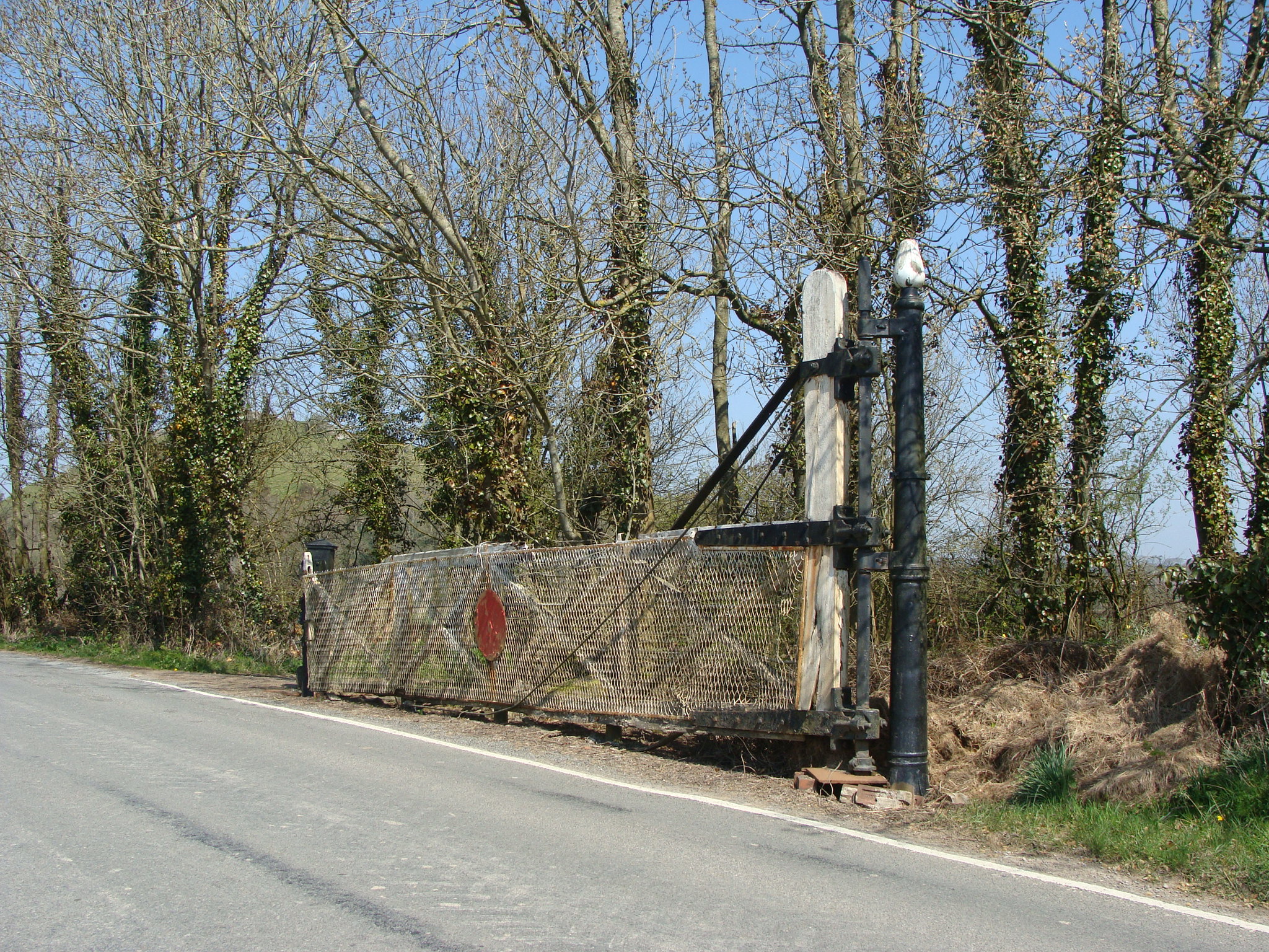 File Old Level Crossing Gate Dryslwyn Geograph Org Uk Jpg Wikimedia Commons