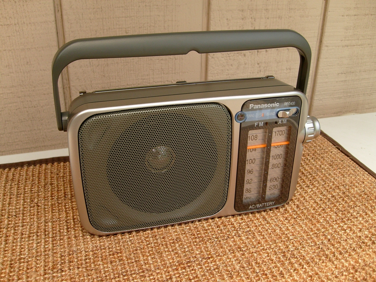 Panasonic RF-2400 AM / FM Radio 