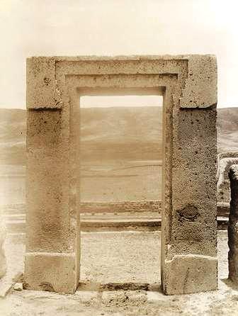 File:Puerta del Panteon 1903-1904.jpg