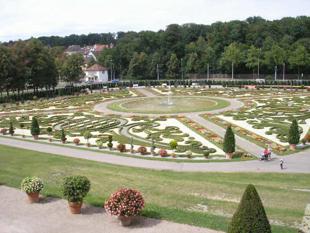 File:Residenzschloss-Garden.JPG