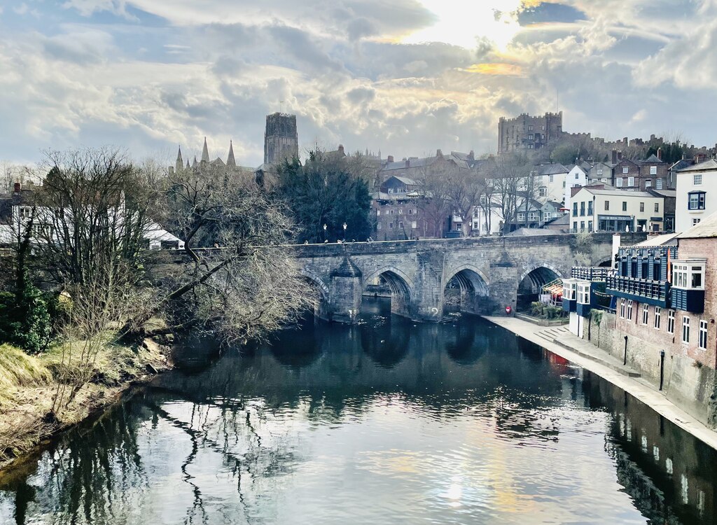 https://upload.wikimedia.org/wikipedia/commons/3/30/River_Wear_at_Durham_%28geograph_7120590%29.jpg