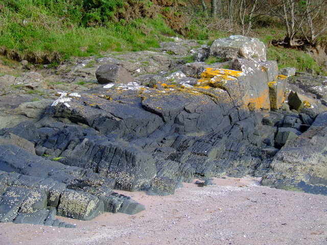 File:Rocks at Inverkip Yacht Club. - geograph.org.uk - 2602262.jpg