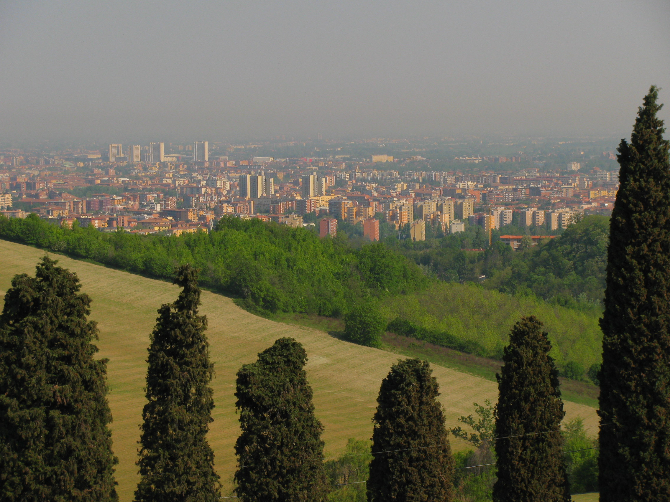 File:Via degli Dei, cippo di confine fra Emilia-Romagna e Toscana 01.jpg -  Wikimedia Commons