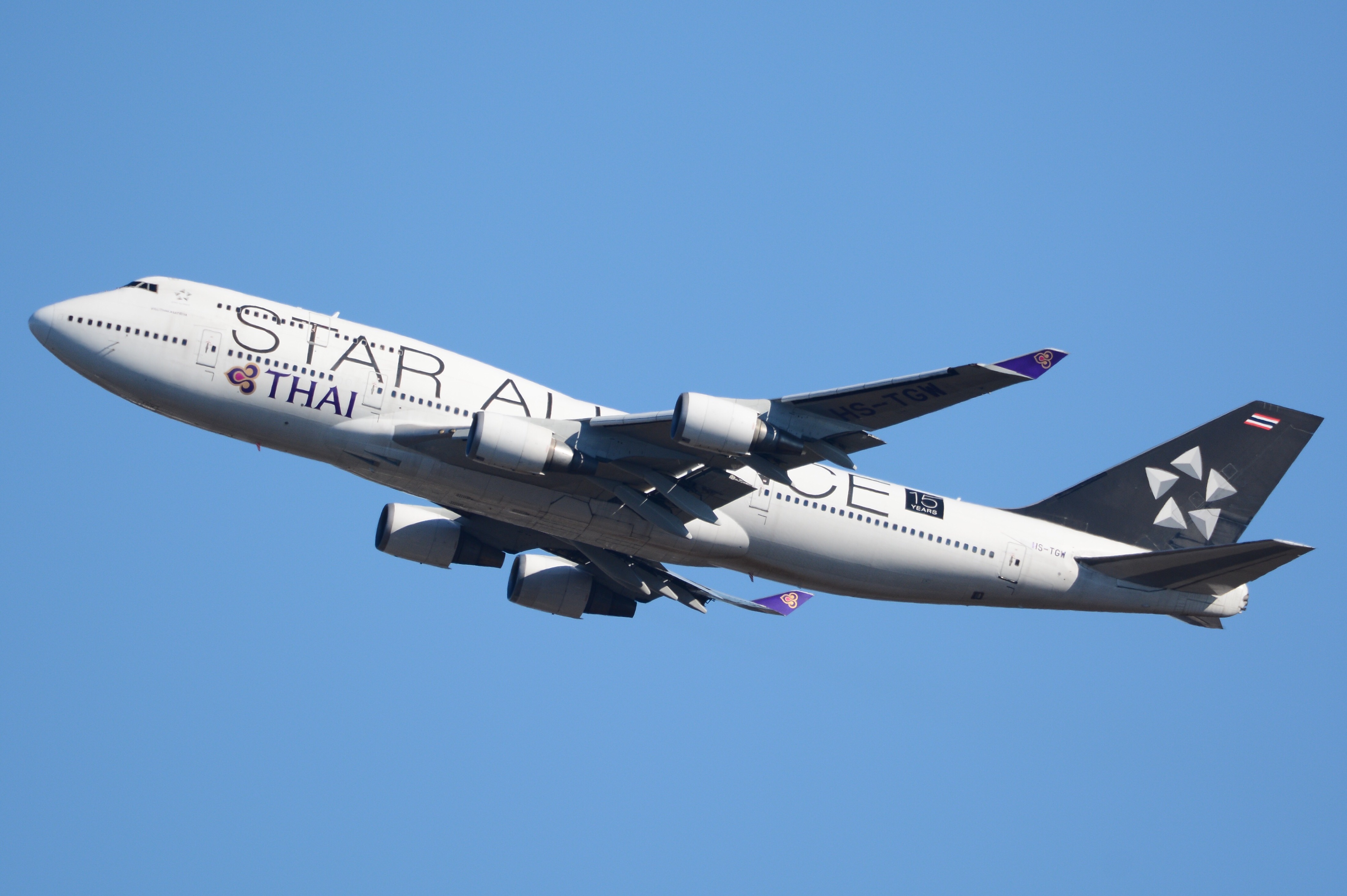 File:Thai Airways, Boeing 747-400 HS-TGW 'Star Aliance' NRT