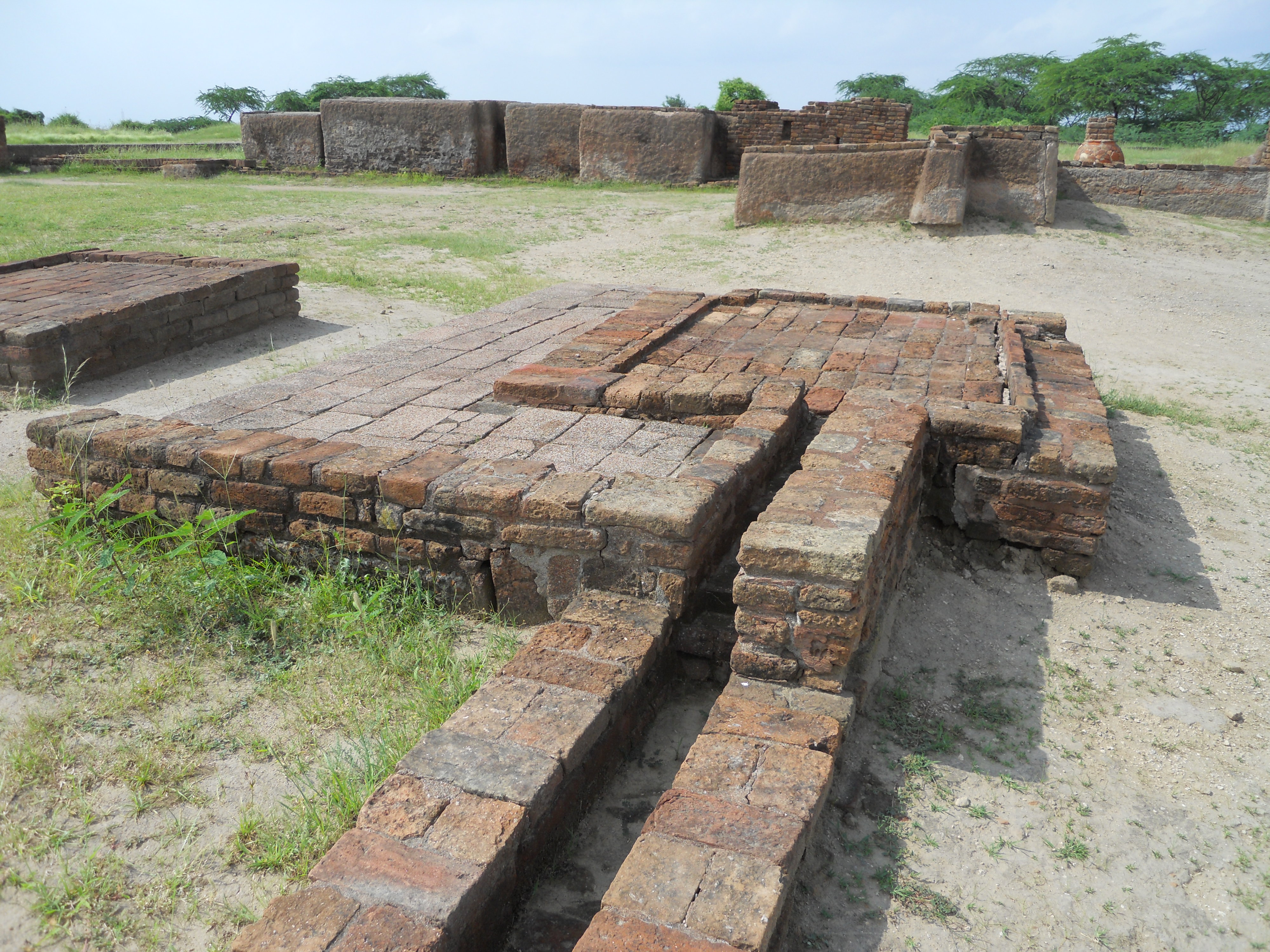 File:The drainage system at Lothal 2.JPG - Wikimedia Commons