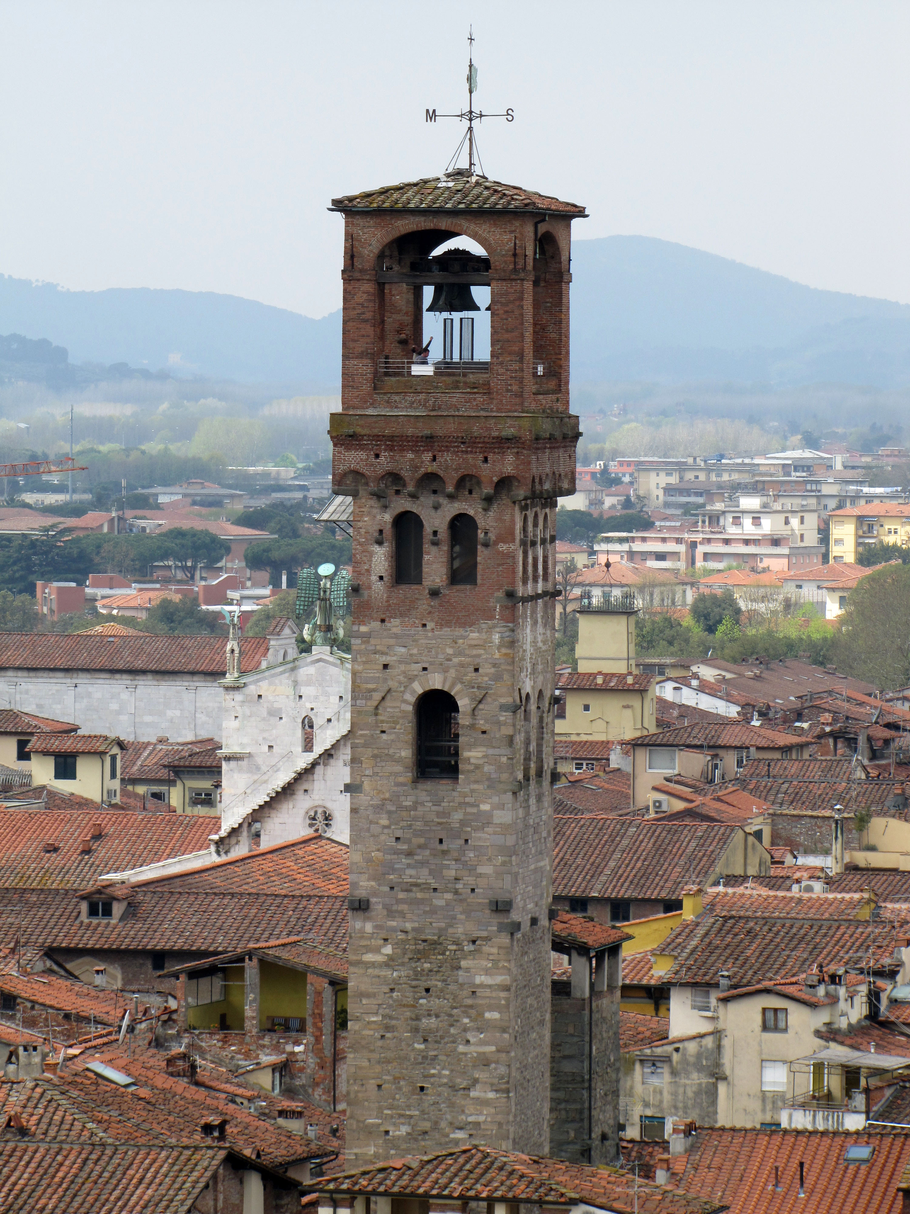 File:Torre dell'Orologio, Lucca.jpg - Wikimedia Commons