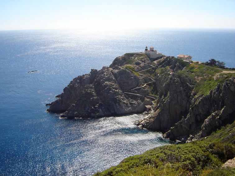 File:Île du Levant. Phare du Titan - no watermark.jpg