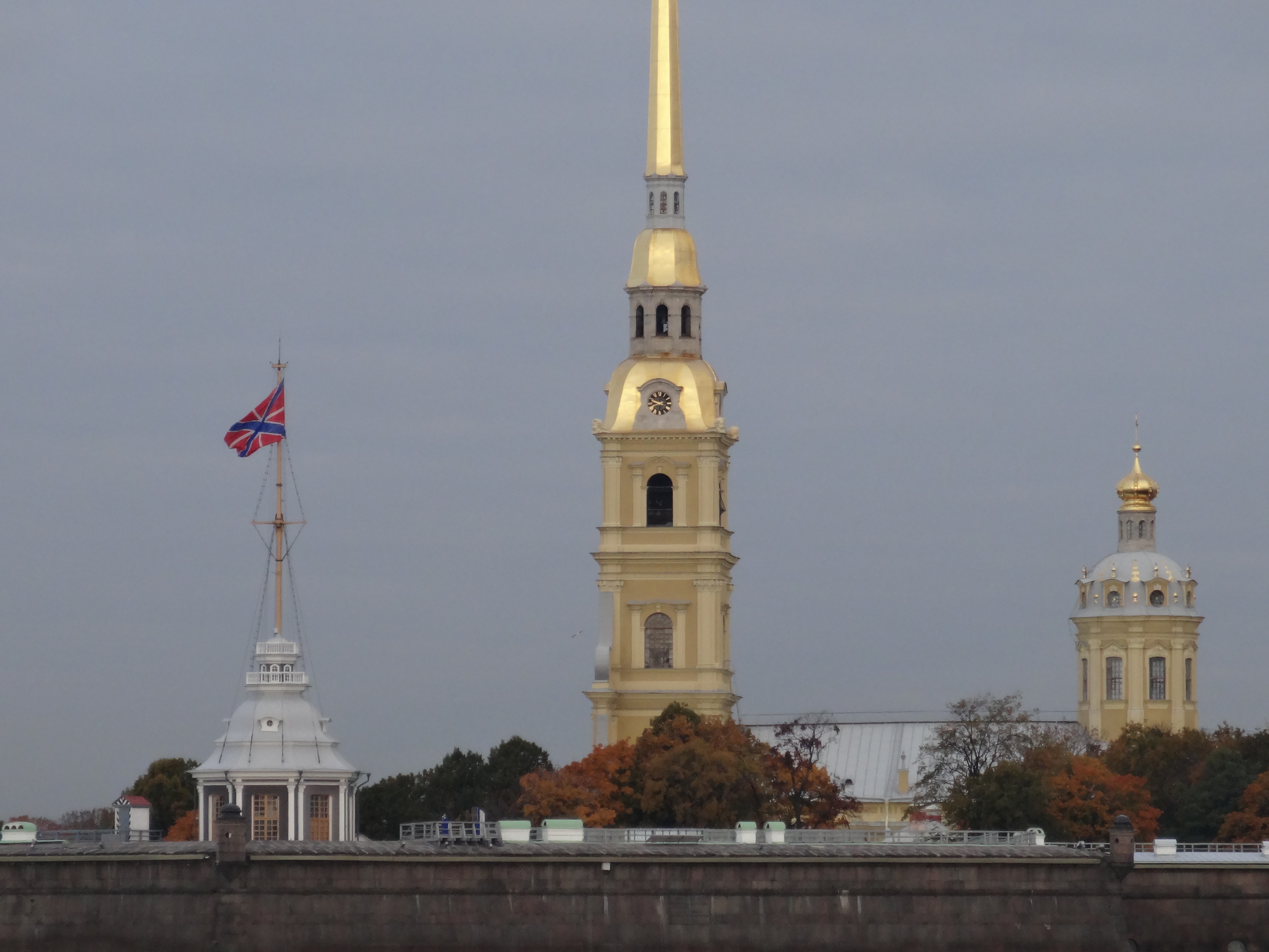 Петропавловская крепость 9 мая. Петропавловская крепость. Петропавловская крепость достопримечательности. Петропавловская крепость сверху. Петропавловская крепость основание.