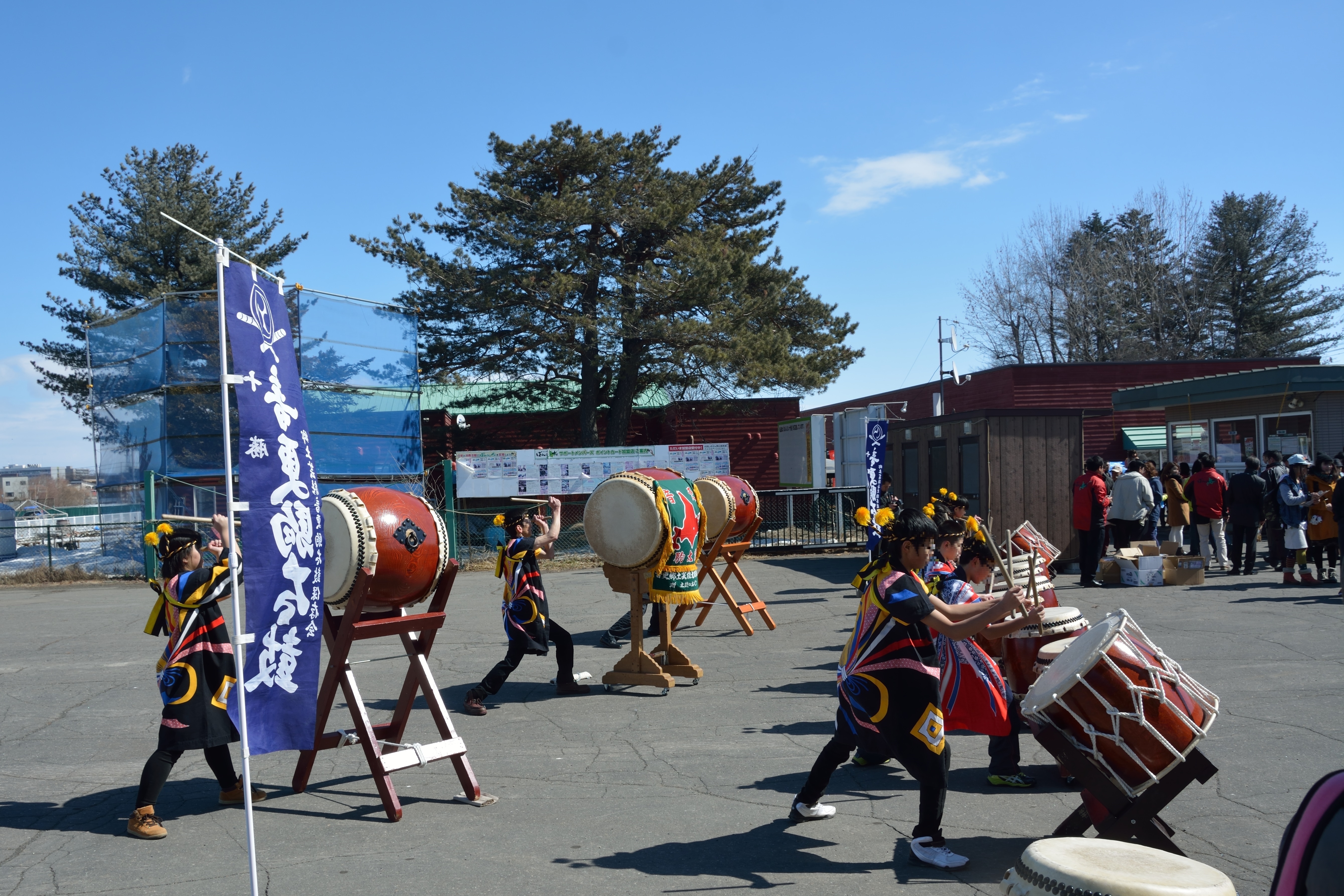 File 帯広競馬場入口で実演される音更駒太鼓 16年3月日 Jpg Wikimedia Commons