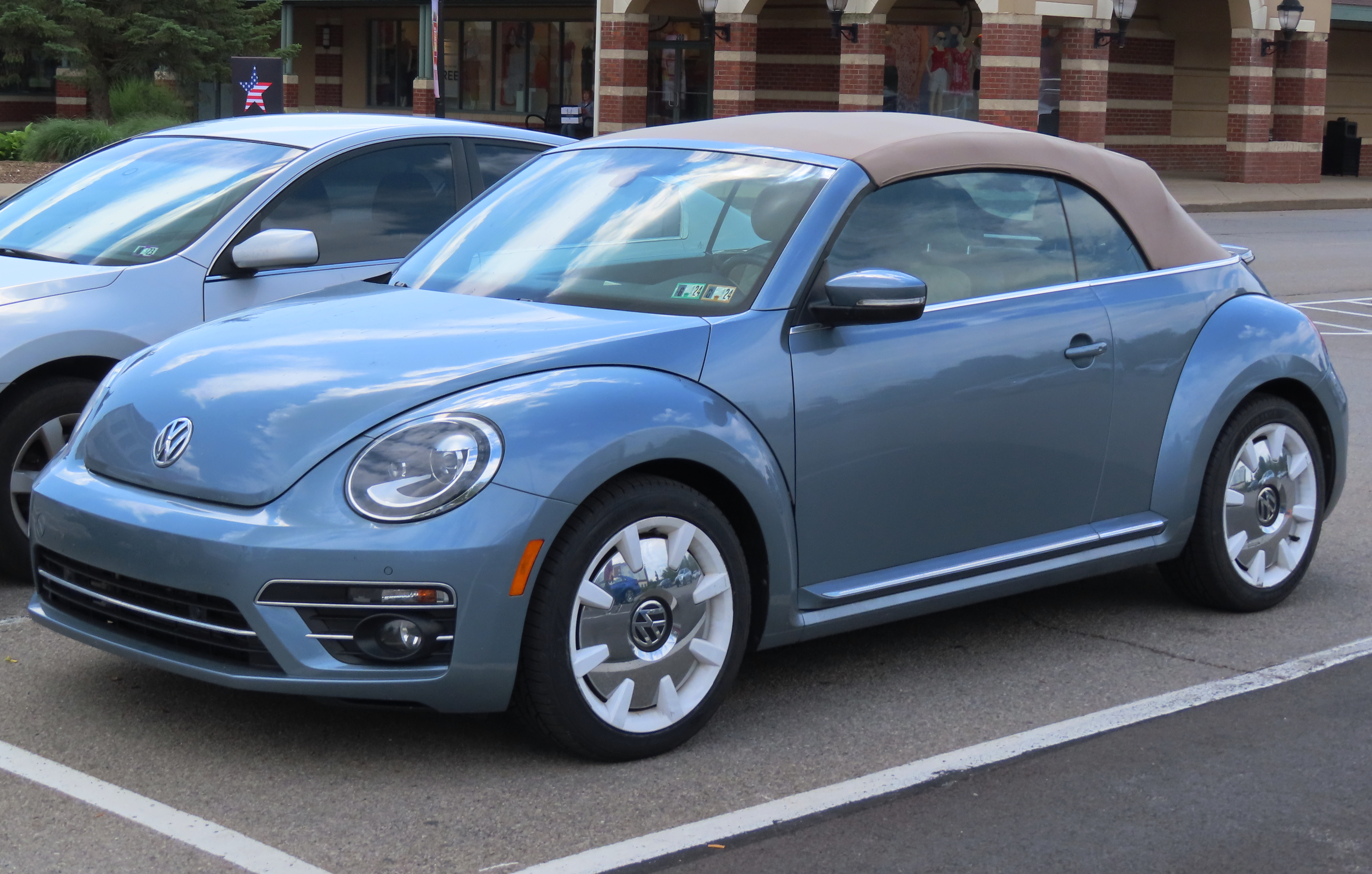 Volkswagen Beetle кабриолет старый чёрный матовый