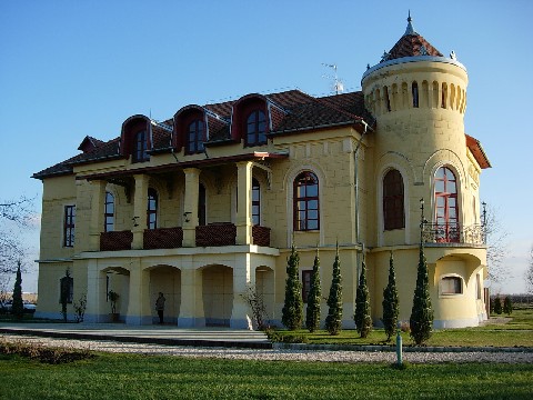 File:Almásy-kastély, Kétpó.jpg