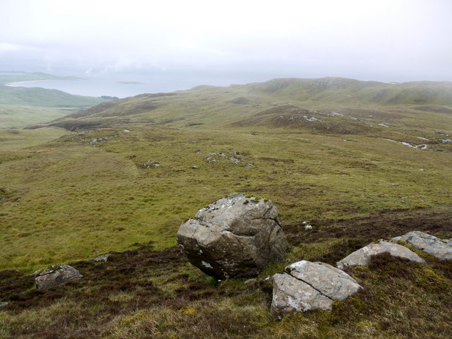 File:Boulder above Coir'an Uisge Dheirg - geograph.org.uk - 1329897.jpg