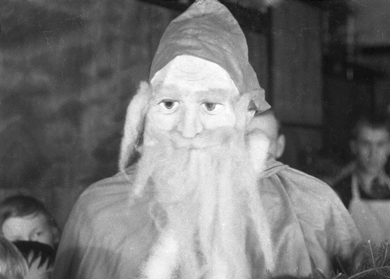 File:Bundesarchiv Bild 102-12850, Max Schmeling als Weihnachtsmann.jpg