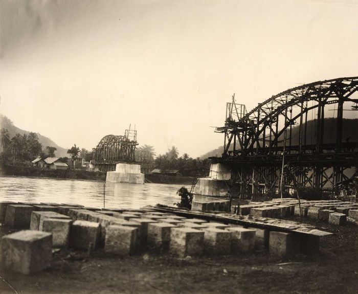 File:COLLECTIE TROPENMUSEUM Aanleg van een spoorbrug over de Kali Serayu TMnr 60052264.jpg