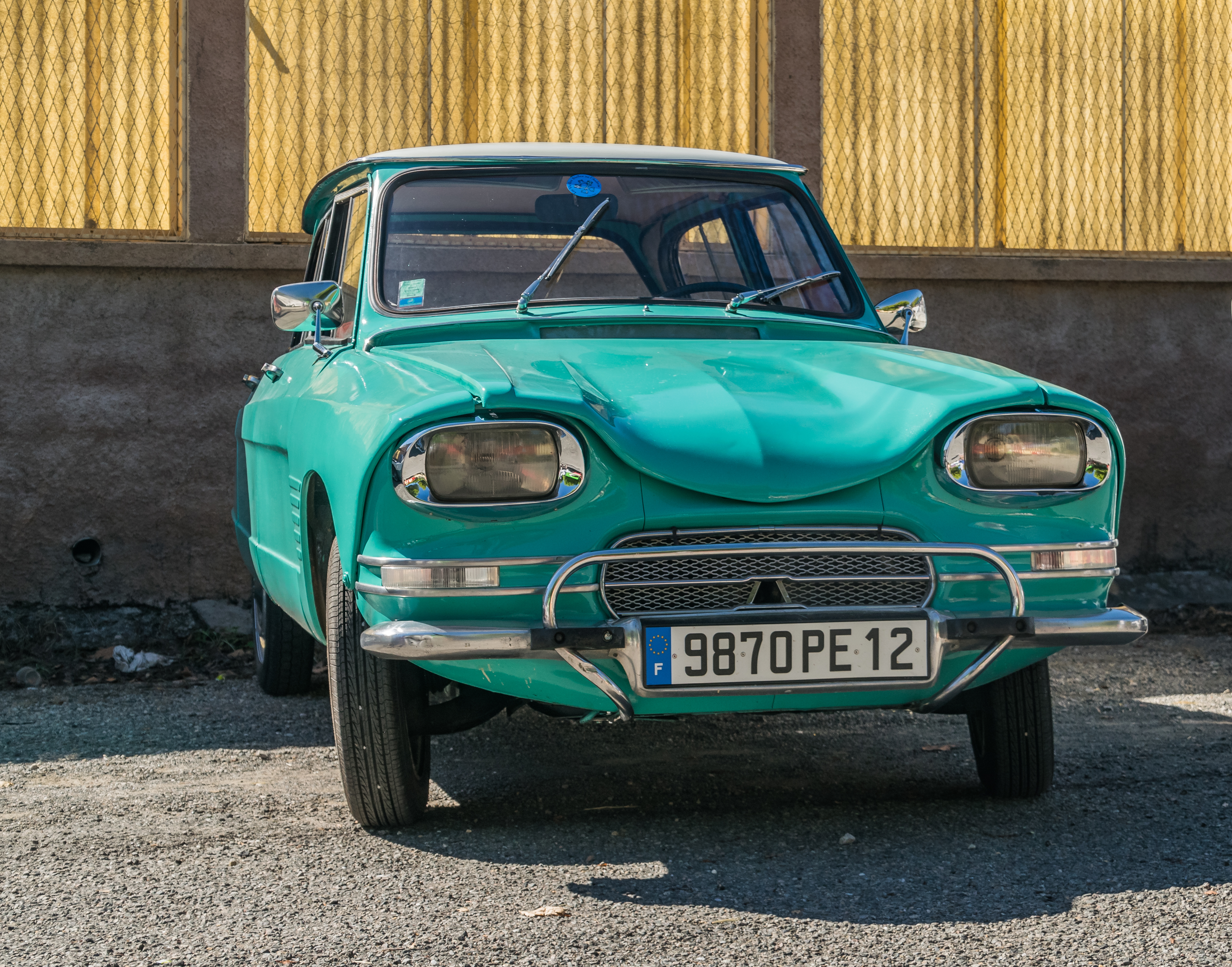 Partie Arrière Gauche De La Voiture Avec Feux Latéraux Banque D