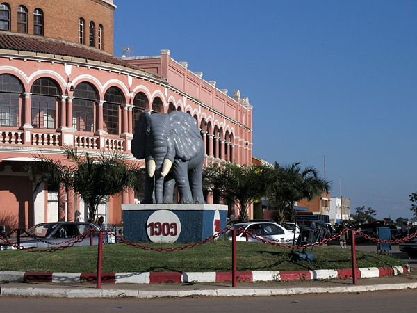 File:Elephant monument for the Central Bank, Lubumbashi.jpg