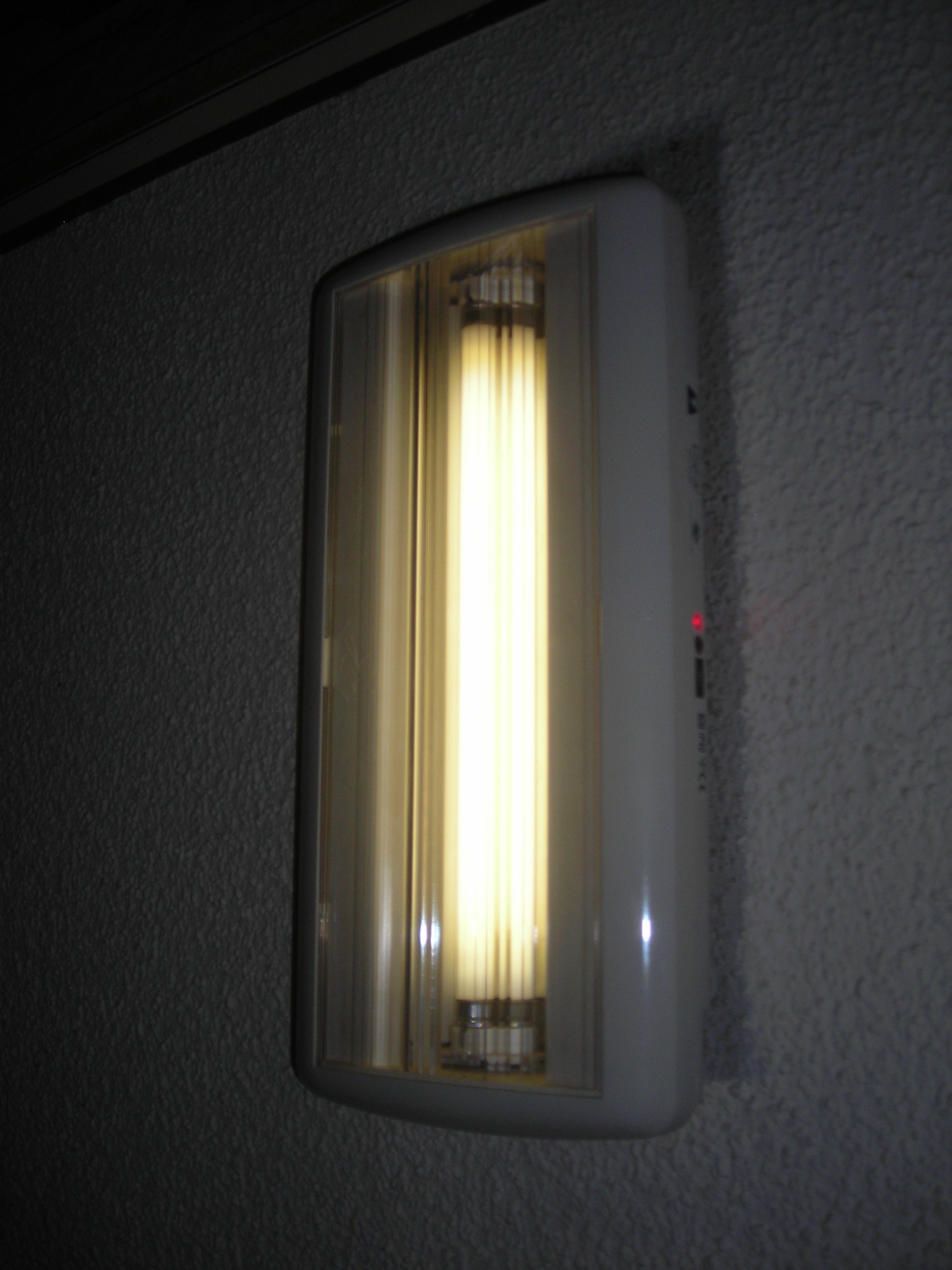 https://upload.wikimedia.org/wikipedia/commons/3/31/Emergency_light_new.jpg