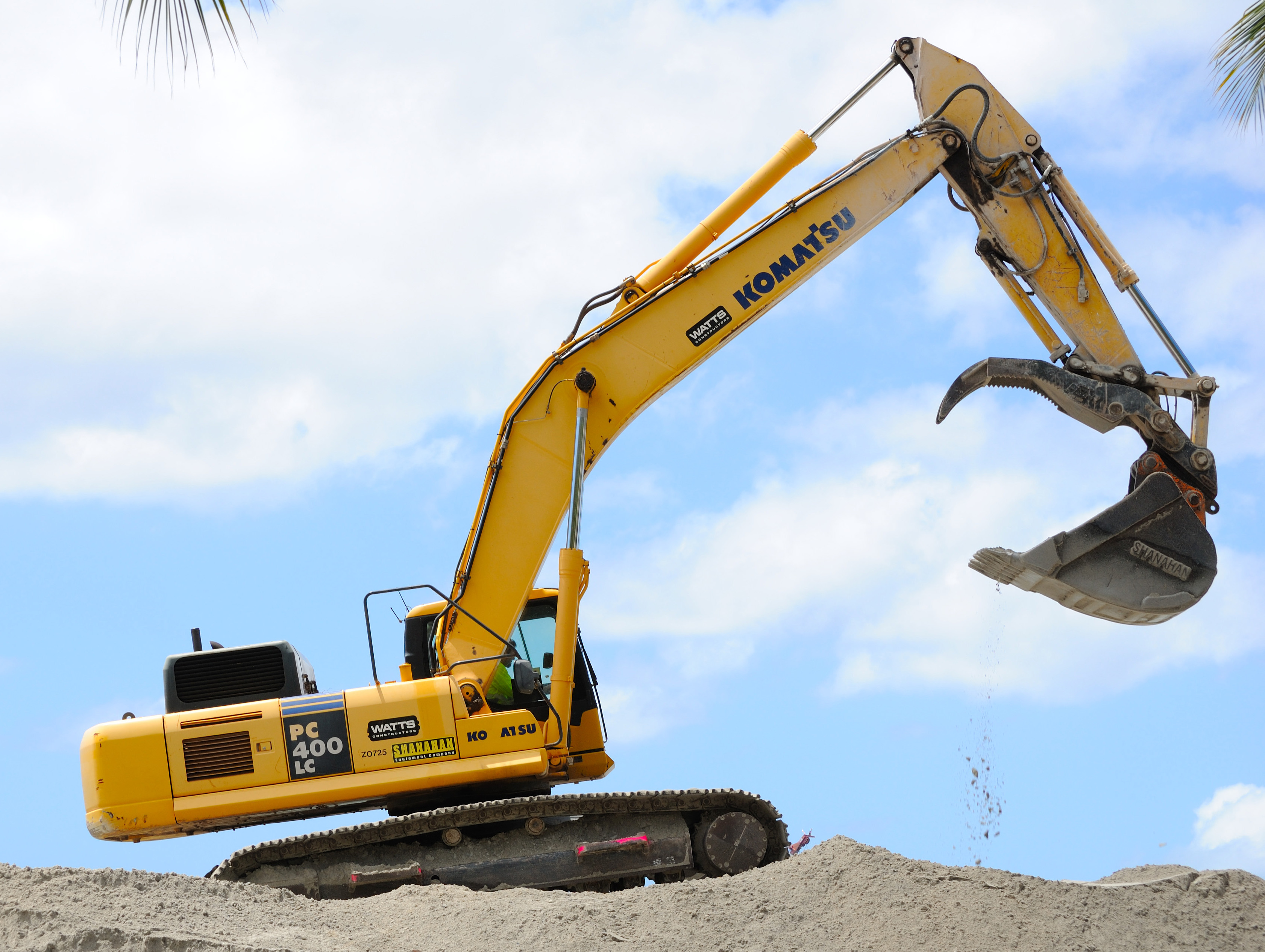 FileExcavator Waikiki Beach.jpg Wikimedia Commons