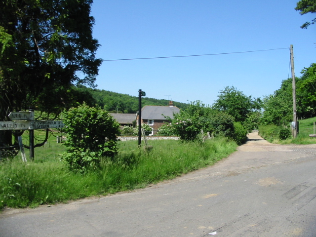 File:Farm track and footpath past Rakesole Farm - geograph.org.uk - 850239.jpg