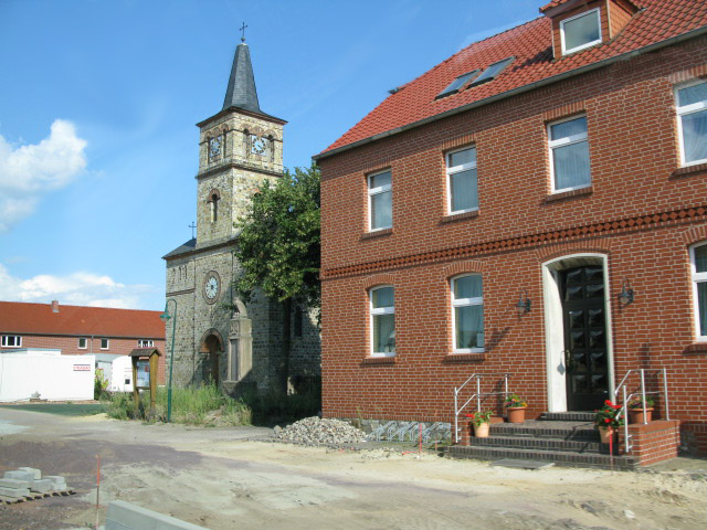 File:Flower pots on a step in Gerwische - geo.hlipp.de - 5008.jpg