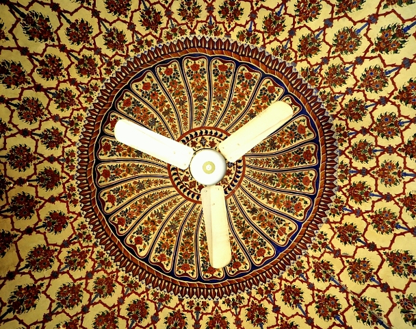 File:Fresco on the ceiling of Sonehri Masjid 2.jpg