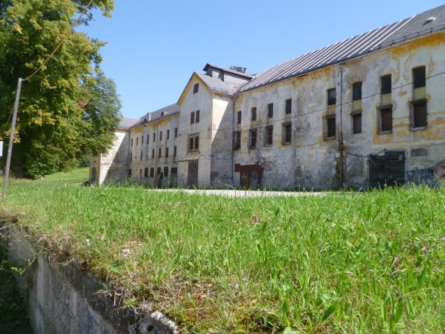 File:Guggenthal Wirtschaftgebäude.jpg