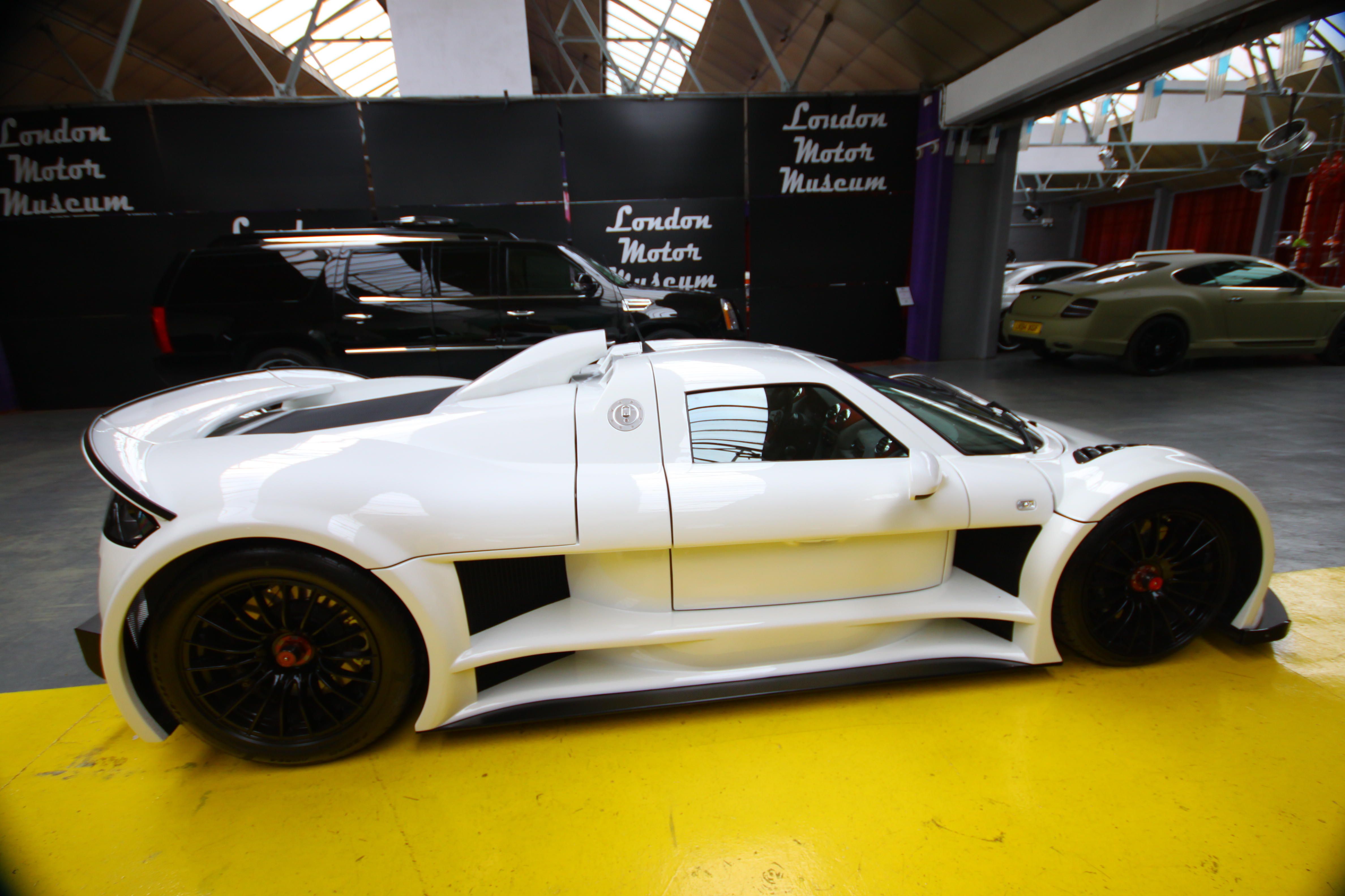 Gumpert Apollo Interior