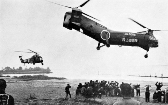 File:Helicopters evacuate people after Typhoon Vera Japan 1959.jpg