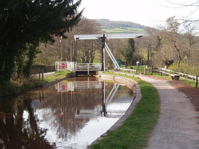 Lift Bridge on the Monmouthshire and Brecon Canal at Talybont-on-Usk - geograph.org.uk - 404901