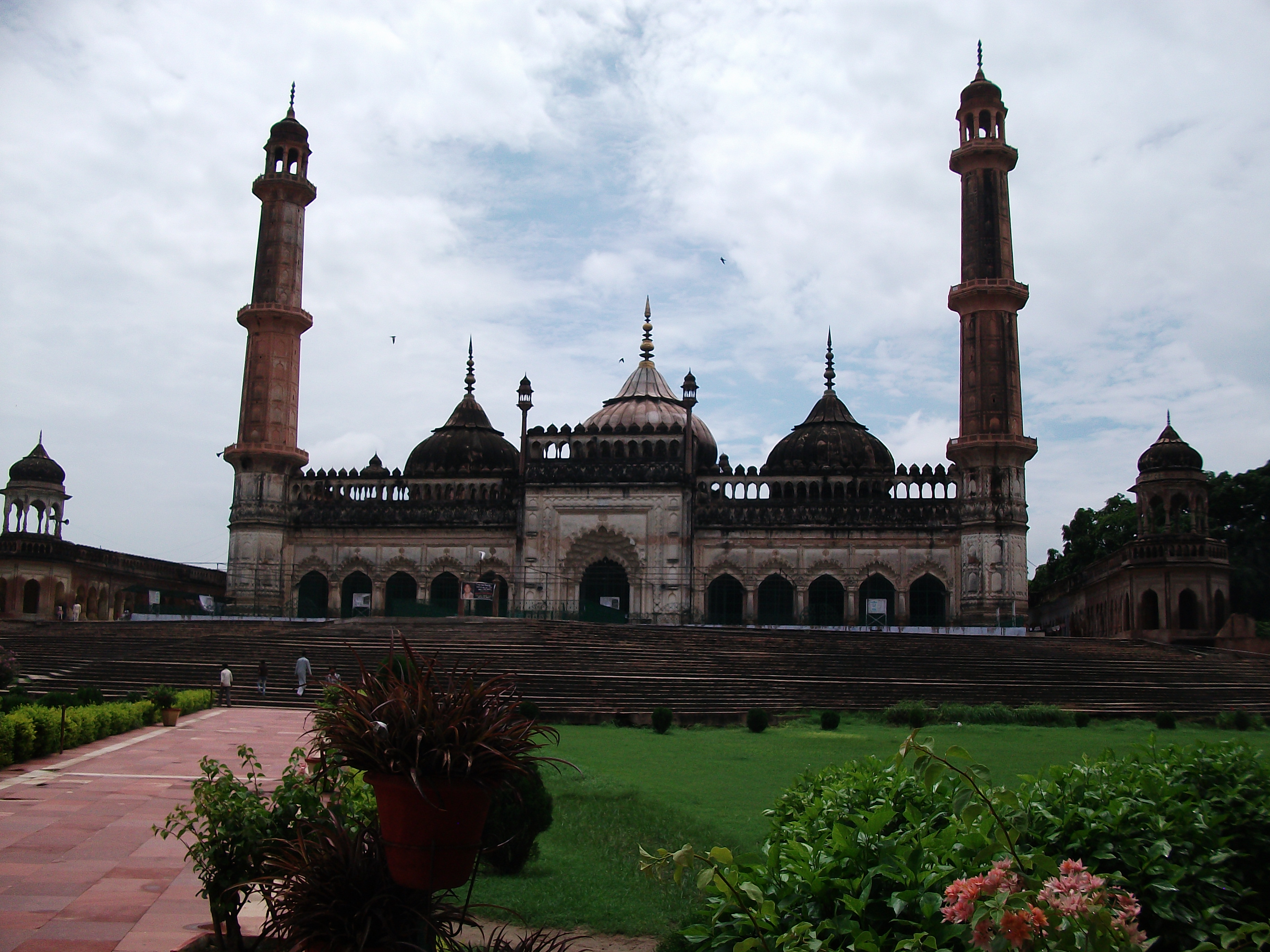 Foto barat. Bara Imambara Лакхнау. Лакхнау достопримечательности. Мечеть Асфи Лакхнау. Лакнау на английском.