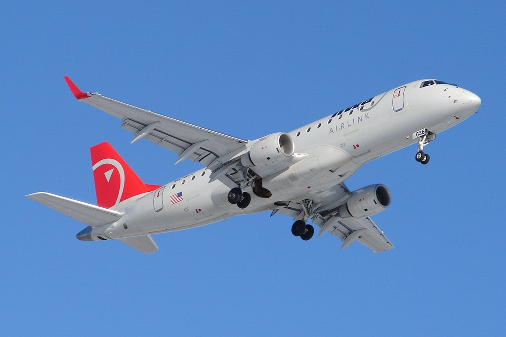 Northwest Airlink Embraer 175 N636CZ (3184515613).jpg