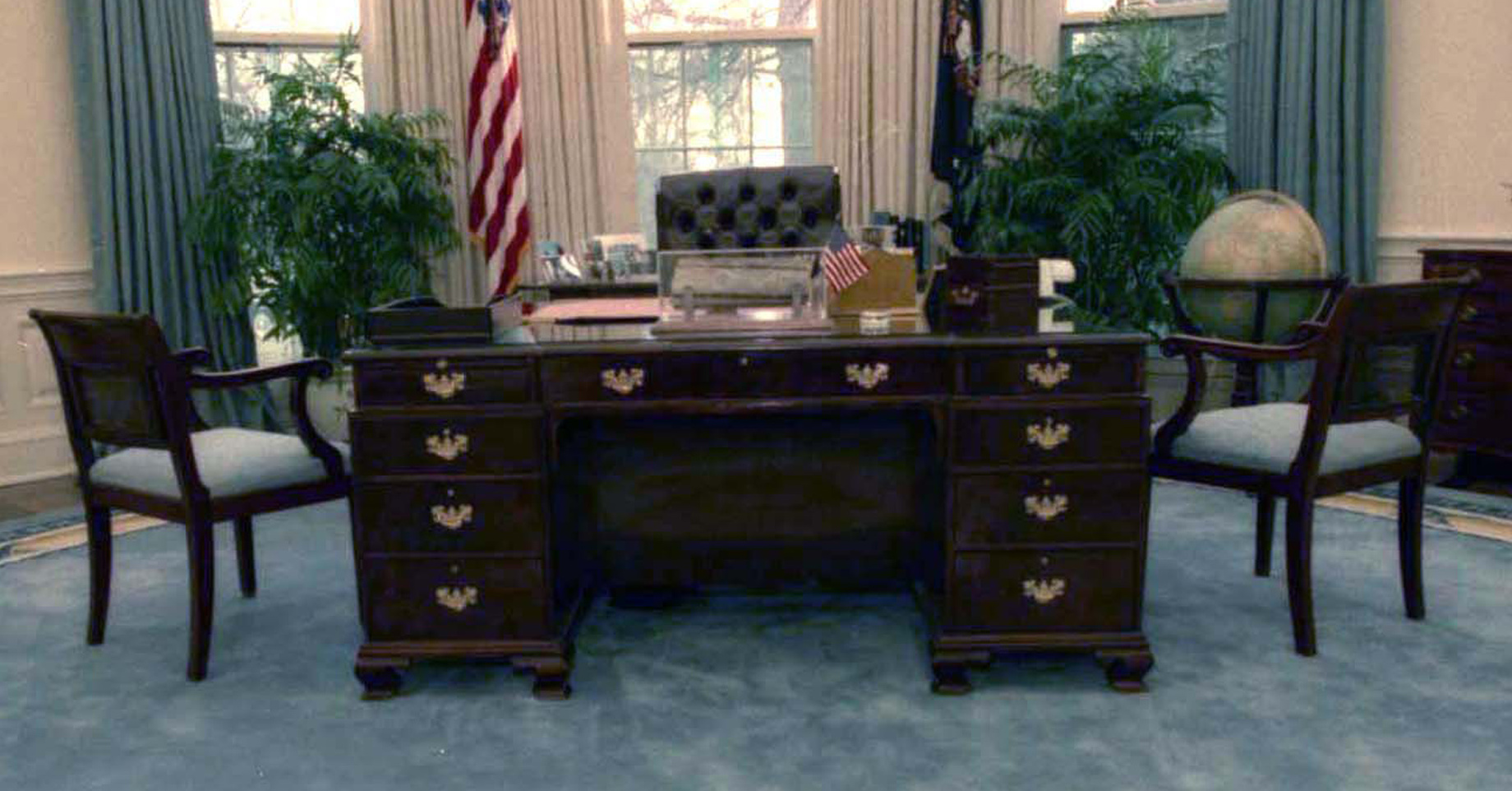 https://upload.wikimedia.org/wikipedia/commons/3/31/Oval_Office_during_the_Bush_Administration_%28cropped%29.jpg