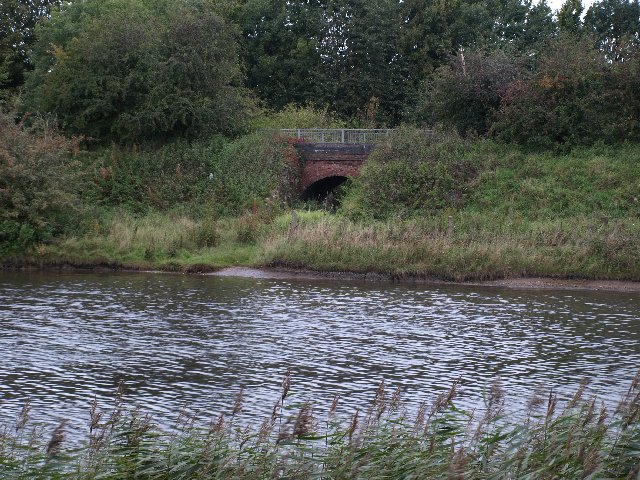 File:Railway overbridge near Astonfields Balancing Lakes - geograph.org.uk - 987943.jpg