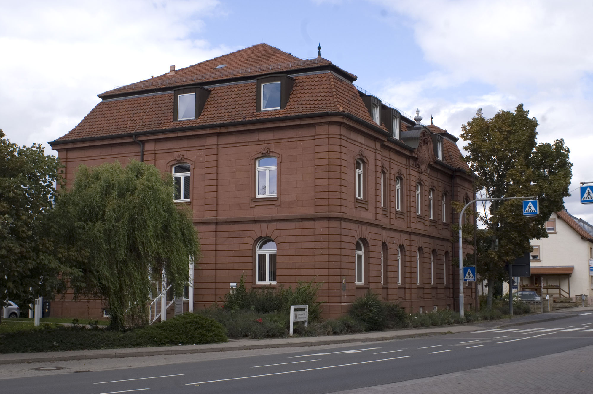 Kreuznacher Straße 37: Amtsgericht; neubarocker Sandsteinquaderbau mit Mansardwalmdach, bezeichnet 1...