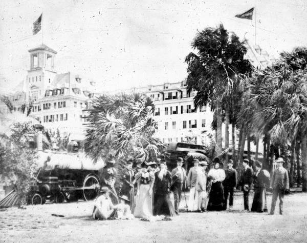 File:Royal Poinciana guests standing beside the hotel train - NO36611.jpg