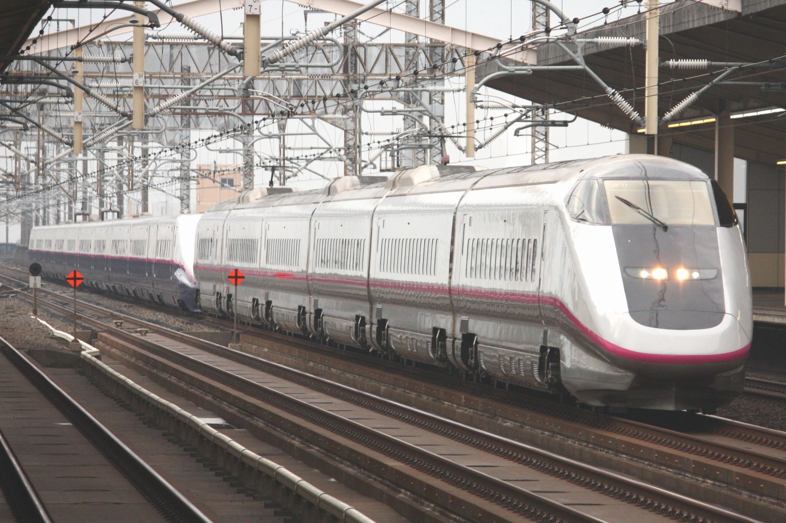 File:Shinkansen E3 komachi.JPG - Wikimedia Commons