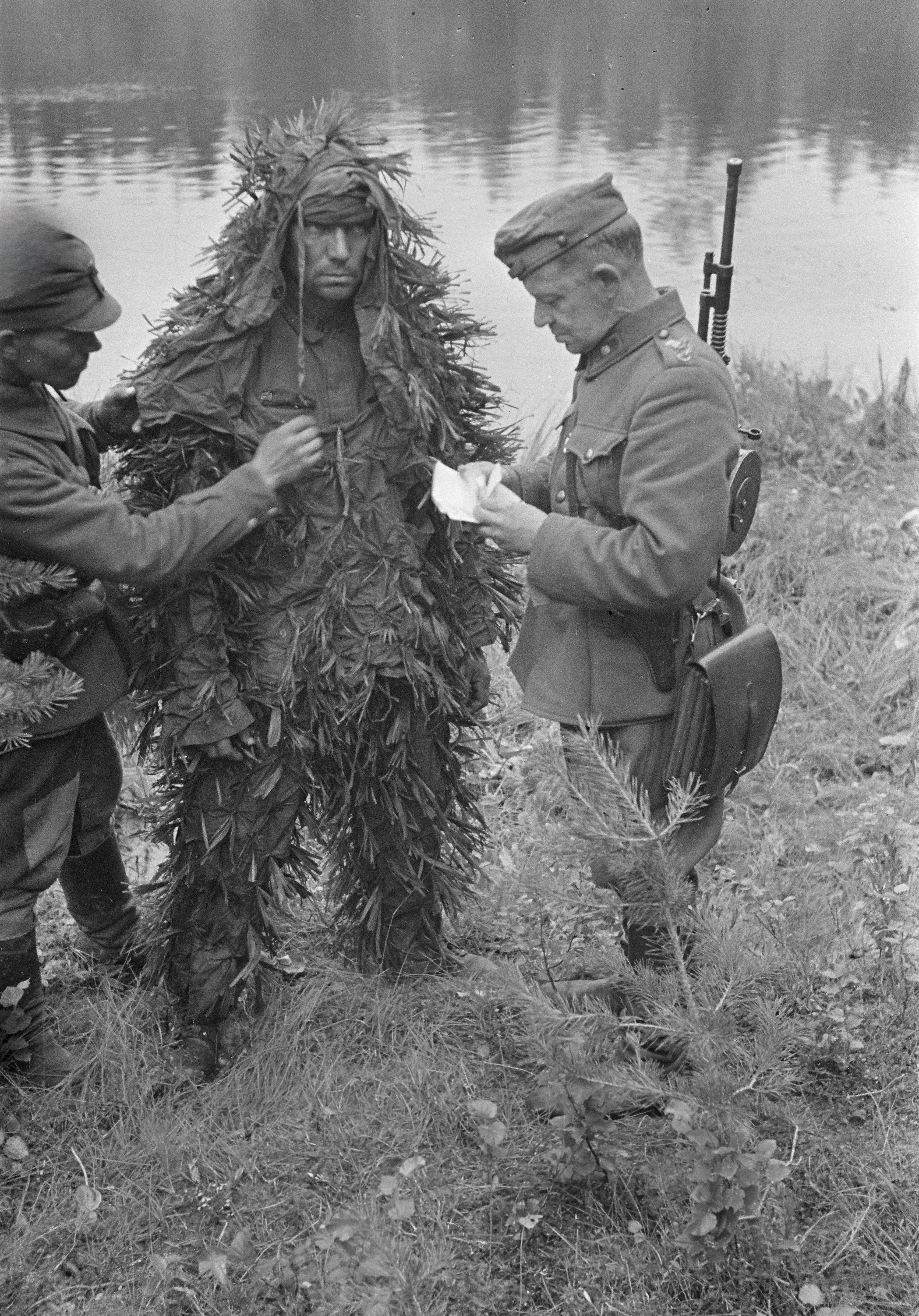 Major Martti Aho interrogates a camouflaged Soviet prisoner of war in the Pryazhinsky District.