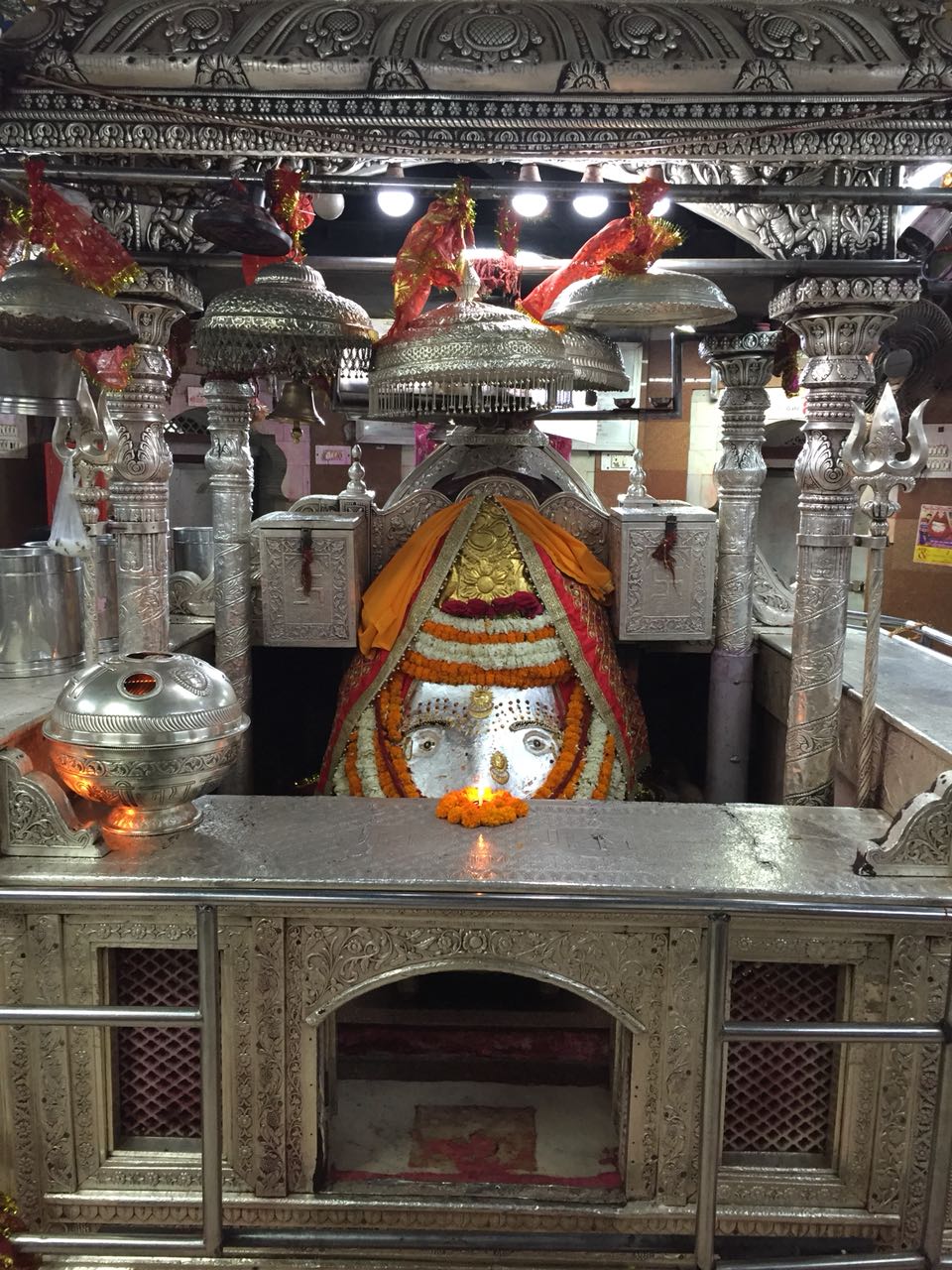 File:Temple inside pic with Goddess Maa Kalka Ji.jpg - Wikimedia ...