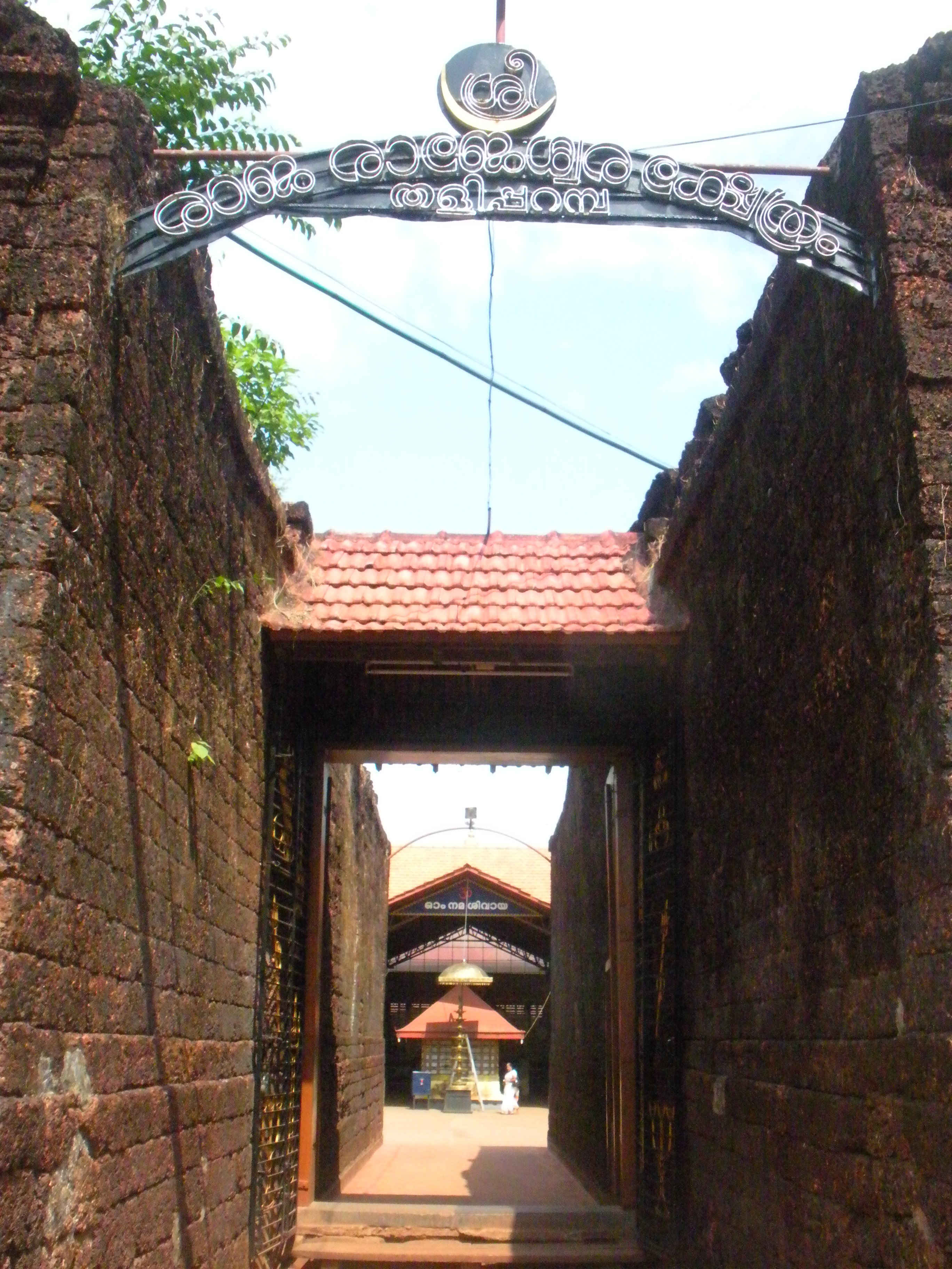 Западная Бенгалия ворота храм Пурулия. Китайские врата храма. Ворота Тампль.