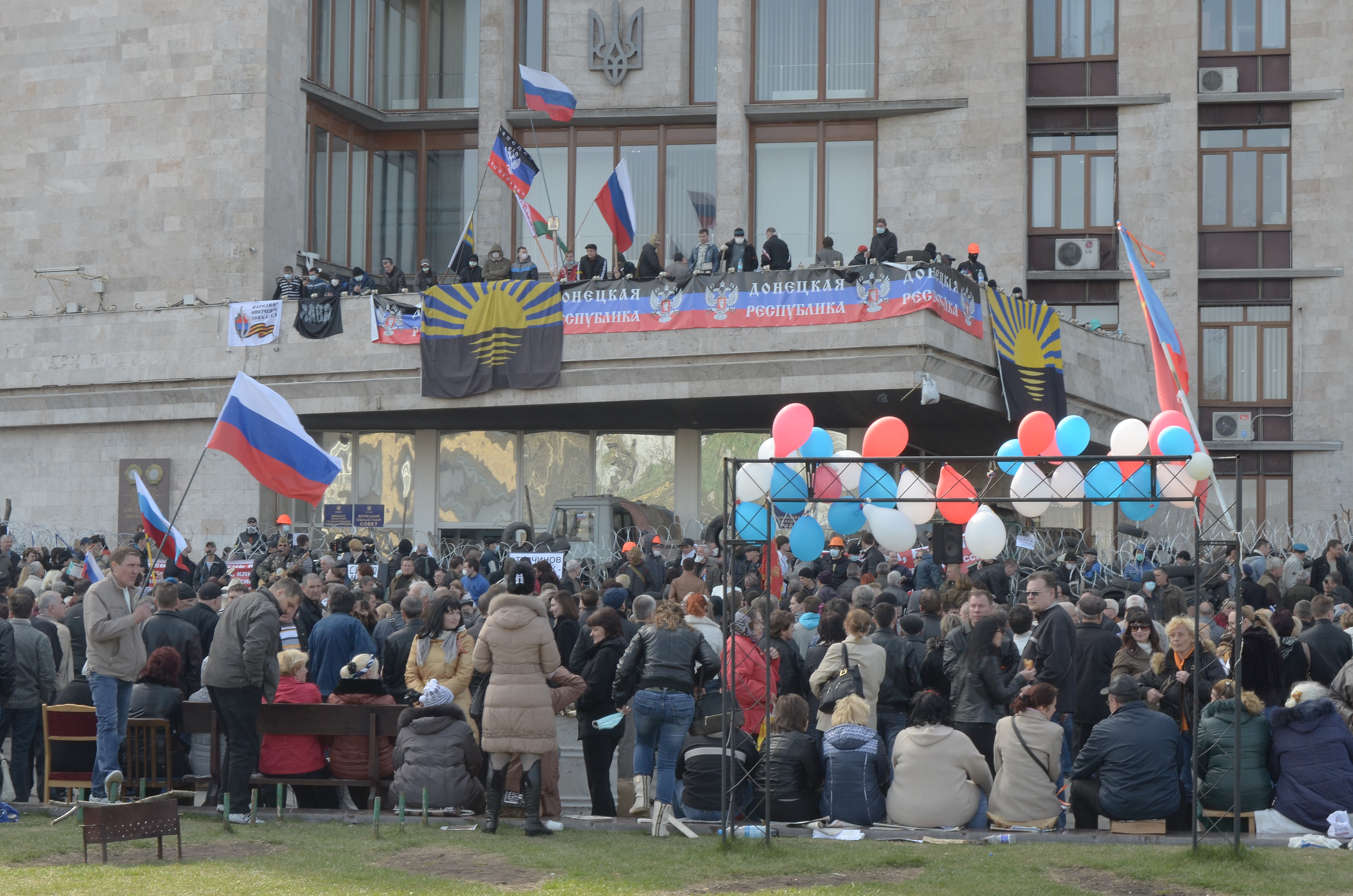 Донецк 4 июля. Митинг Донецкая народная Республика 2014. Донецк "7 апреля 2014" митинг. Донецк протесты возле ОГА В 2014. Донецкая ОГА В Донецке.