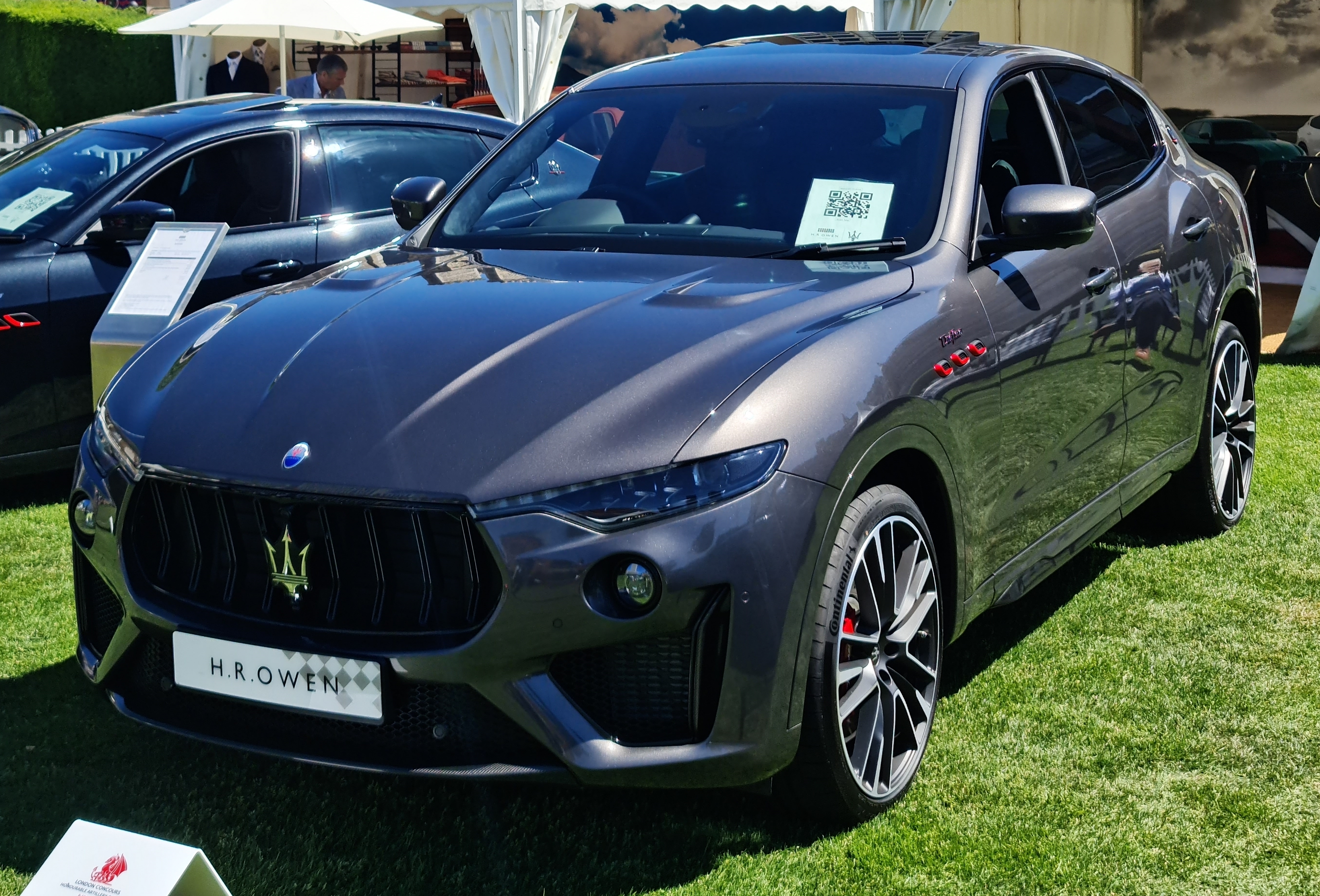 Maserati Levante розовый