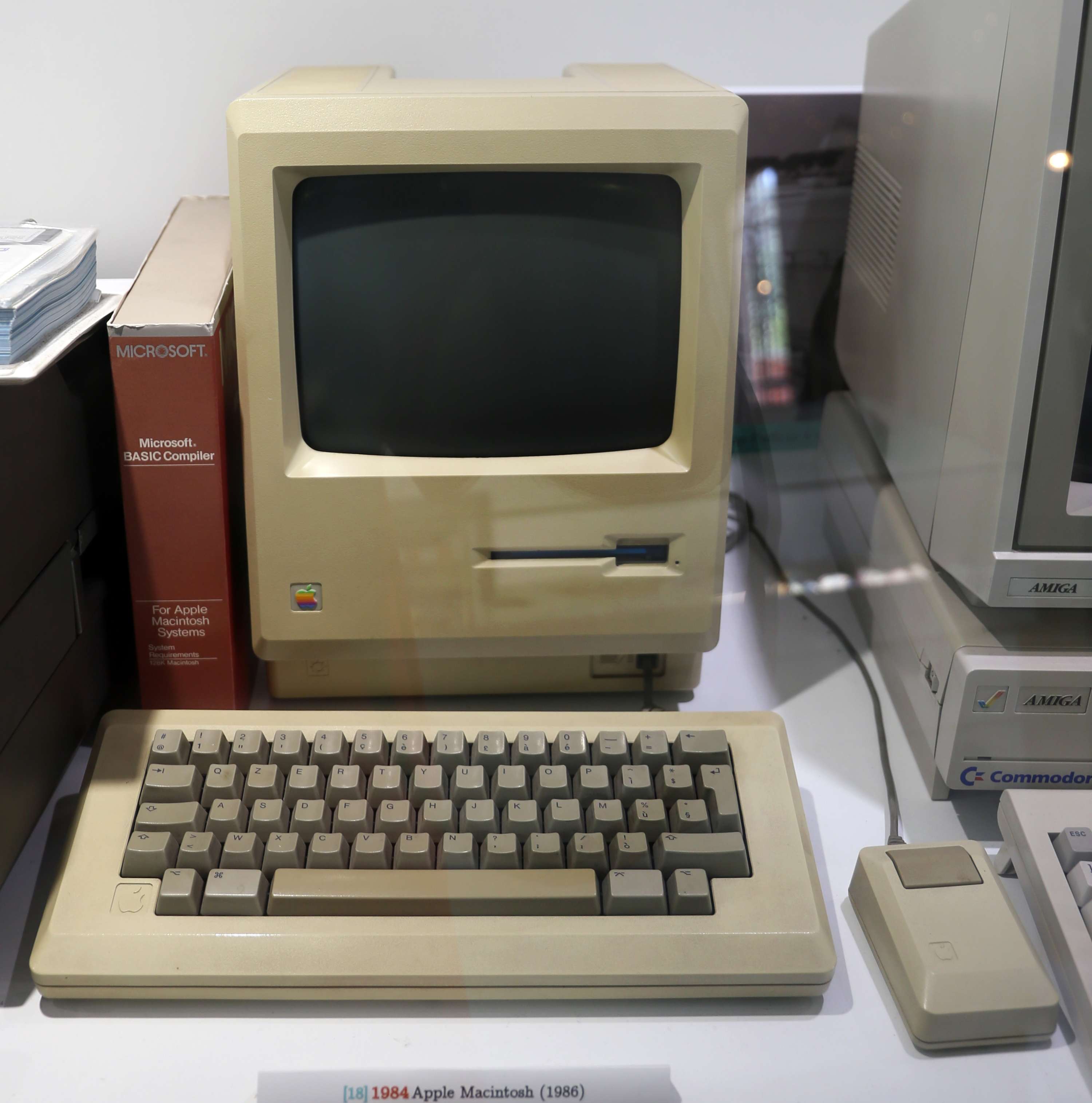 File:Apple macintosh, personal computer, 1984 (1986).jpg - Wikimedia Commons