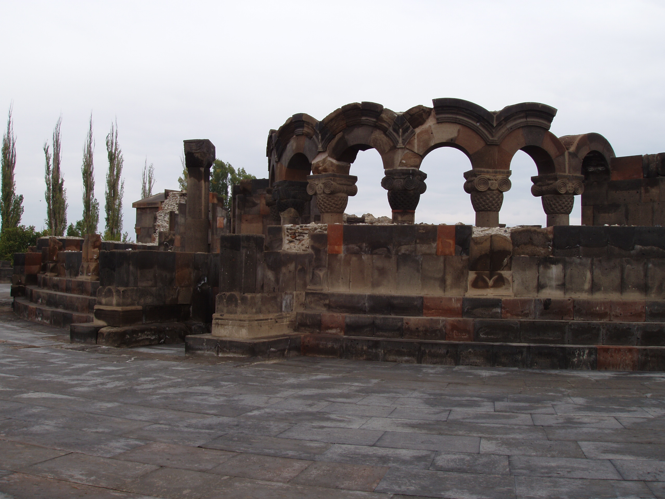 Где находится звартноц. Руины храма Звартноц. Развалины Звартноц Армения. Алеппо Звартноц. Ворота Звартноц.